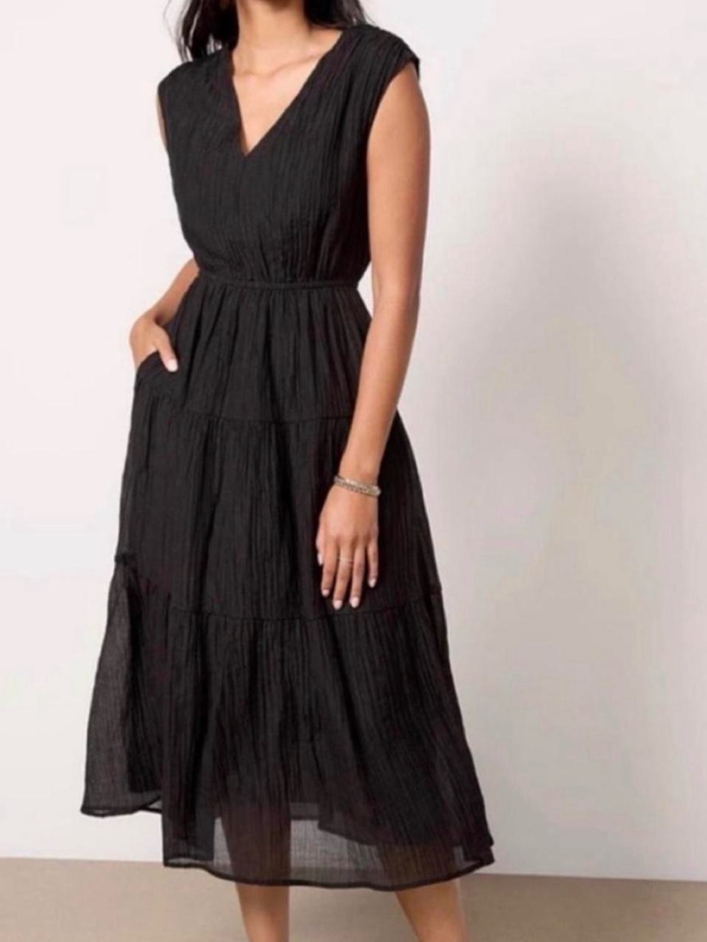 Evereve Black Sleeveless V-Neck Tiered Midi Dress